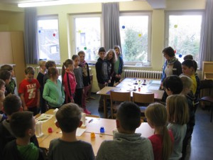 Die Kinder erfahren, was an den einzelnen Stationen zu tun ist.